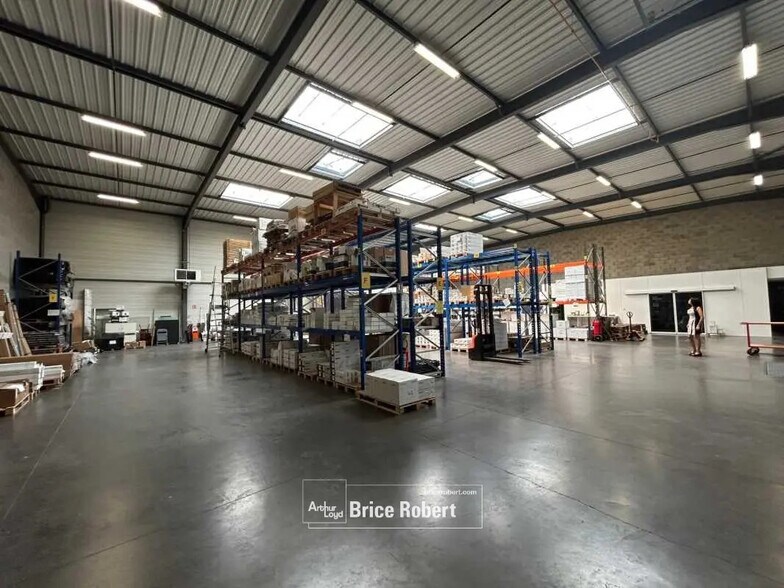 Bureau dans Saint-Priest à louer - Photo intérieure – Image 2 sur 6