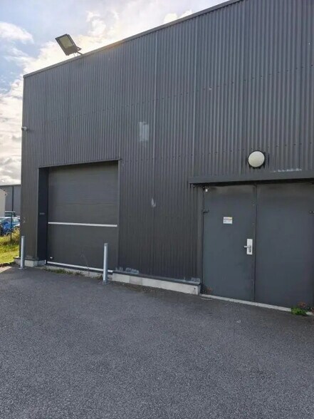 Local d'activités dans LE THUIT DE L'OISON à vendre - Photo de l’immeuble – Image 3 sur 9