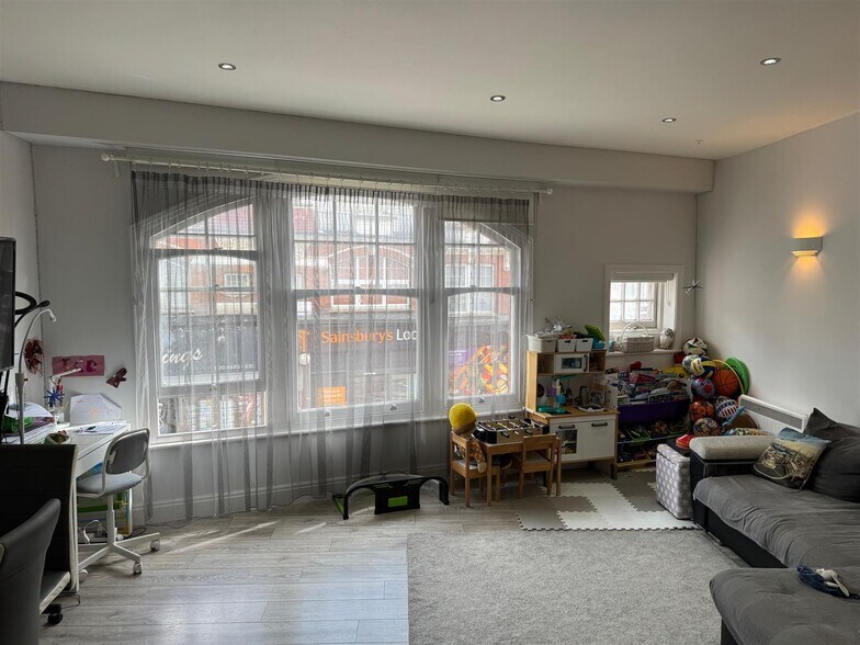 11 The Broadway, Woodford Green à vendre - Photo de l’immeuble – Image 3 sur 11