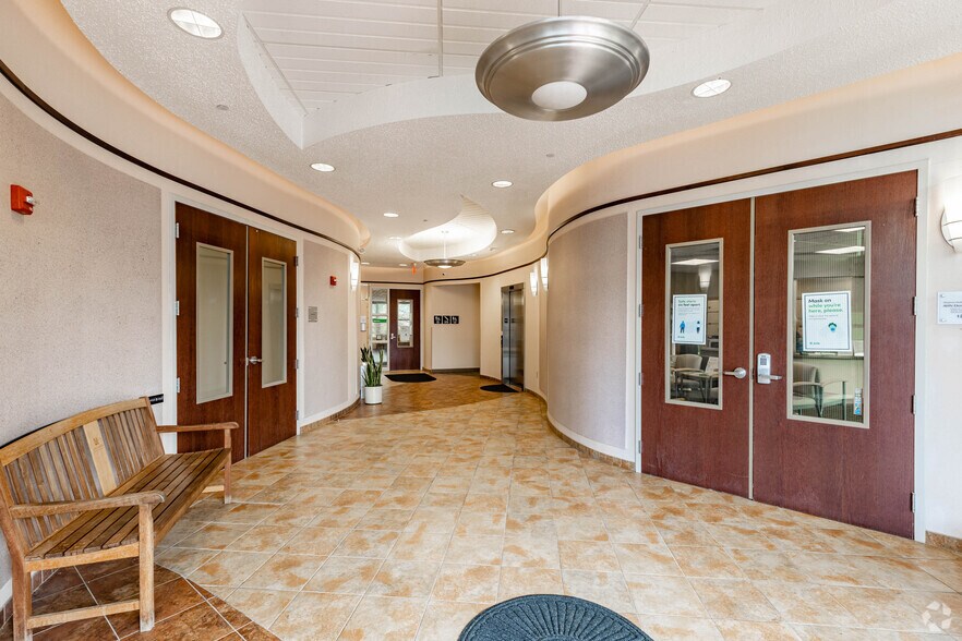 125 Emeryville Dr, Cranberry Township, PA à louer - Hall d’entrée – Image 3 sur 7
