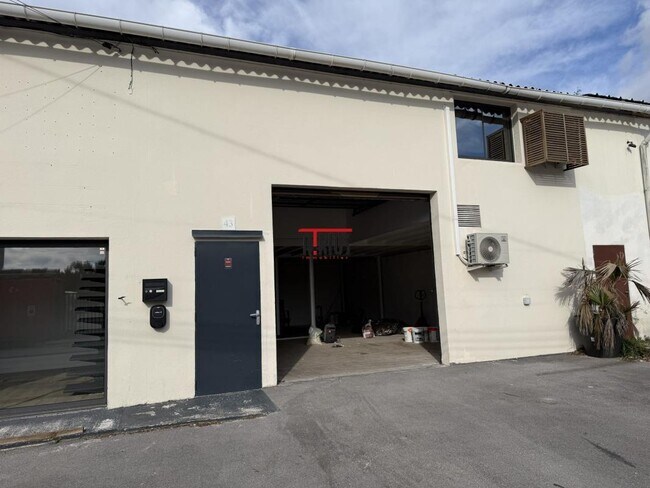 Plus de détails pour Local d’activités à vendre