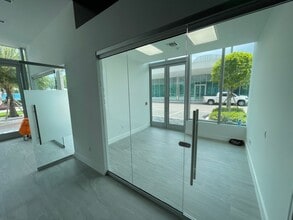 1000-1100 E Hallandale Beach Blvd, Hallandale Beach, FL à louer Photo intérieure– Image 2 sur 21