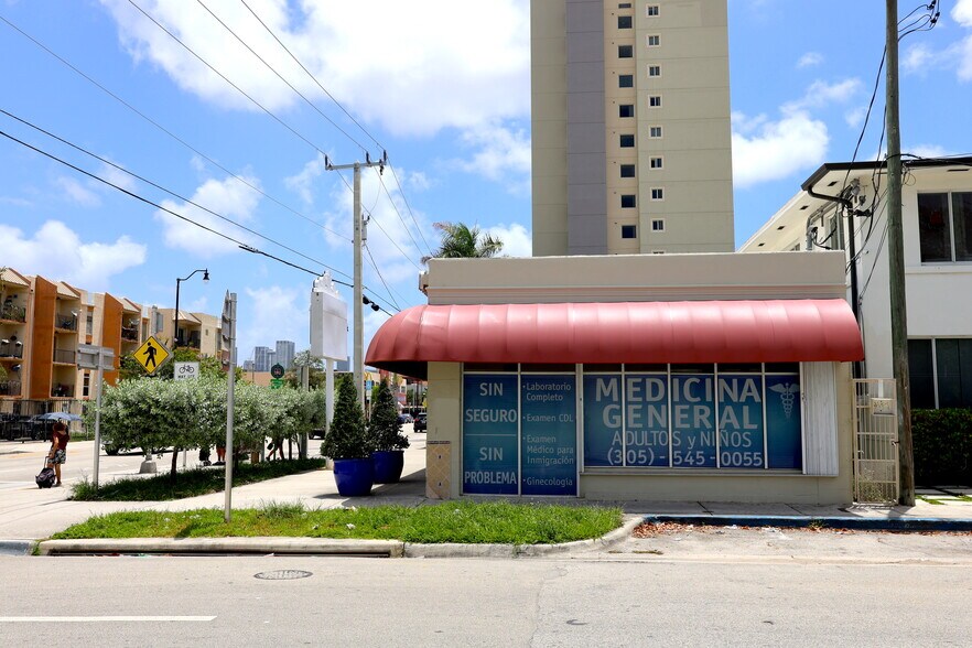 1058 SW 1st St, Miami, FL à louer - Photo de l’immeuble – Image 2 sur 10