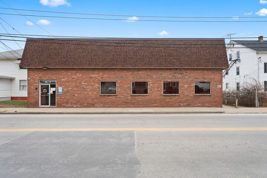 1072 Main St, West Warwick, RI à vendre - Photo de l’immeuble – Image 2 sur 55