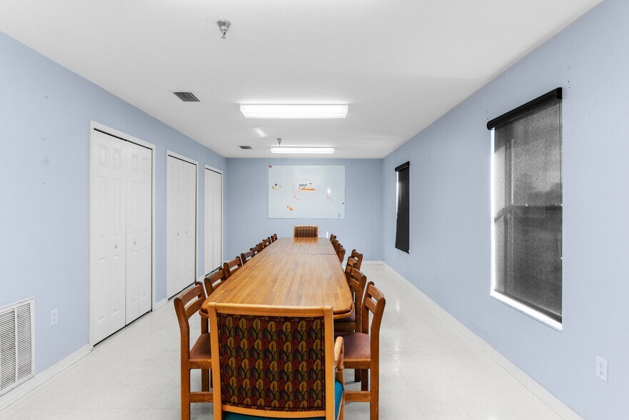 7044 Commercial Way, Weeki Wachee, FL à vendre - Photo intérieure – Image 3 sur 43