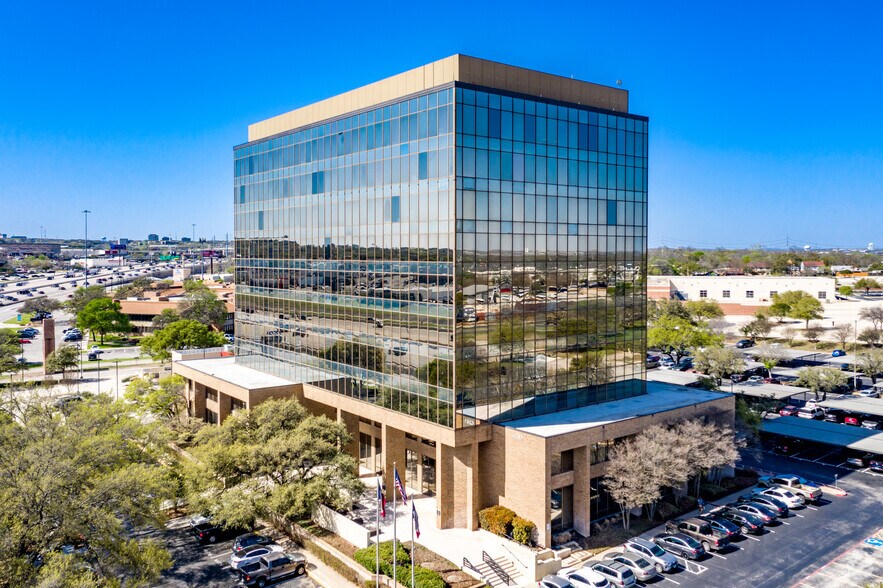 6243 W Interstate 10, San Antonio, TX à louer - Photo de l’immeuble – Image 1 sur 3