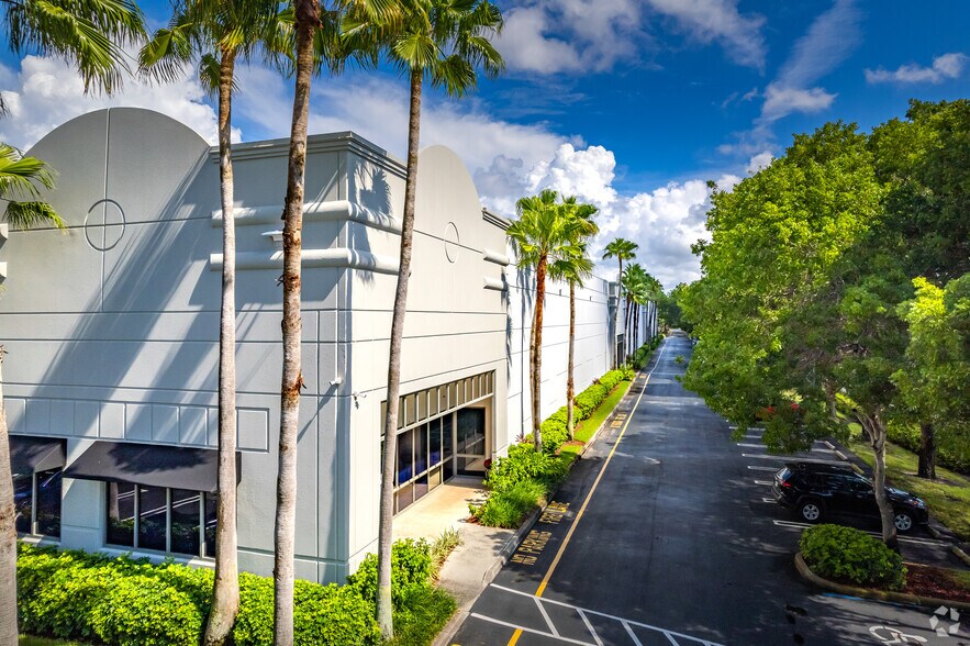 700 NW 33rd St, Pompano Beach, FL à louer - Photo de l’immeuble – Image 1 sur 3