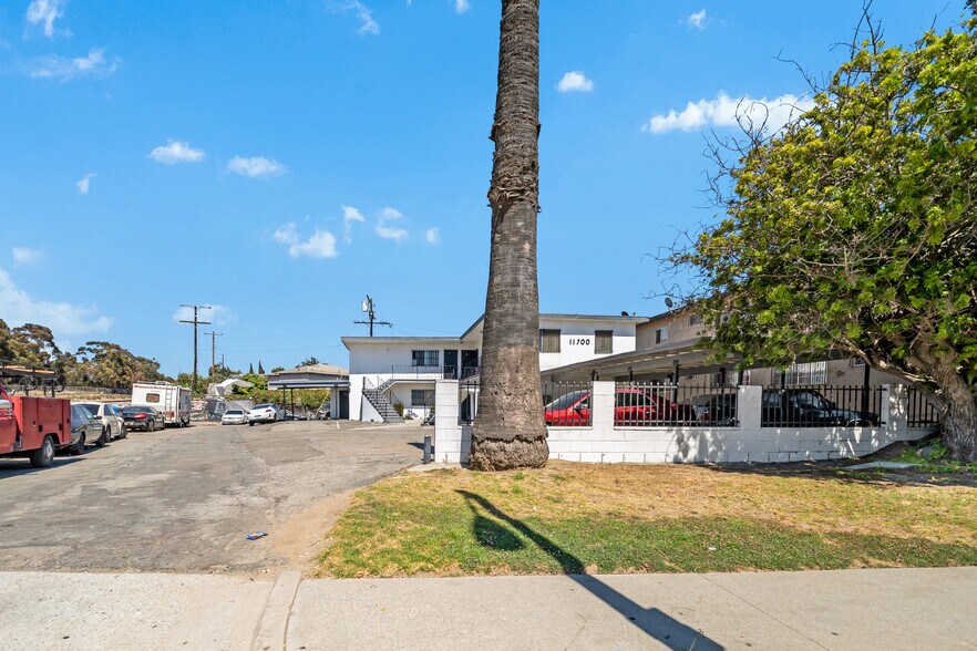 11700 S Normandie Ave, Los Angeles, CA à vendre - Photo de l’immeuble – Image 2 sur 17