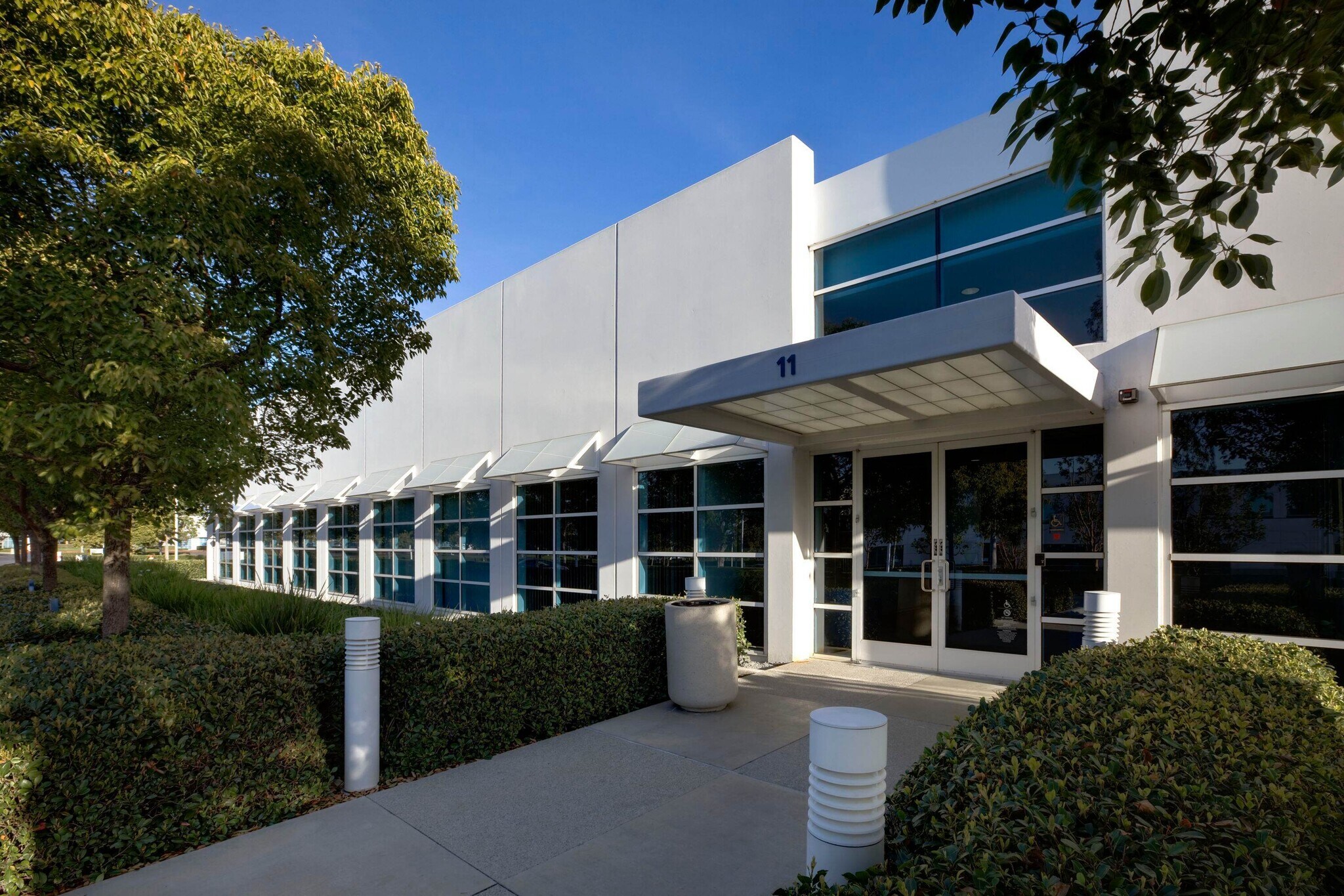 9560 Jeronimo Rd, Irvine, CA à louer Photo de l’immeuble– Image 1 sur 2