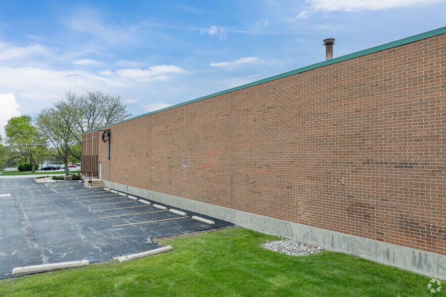 1035 N Hilltop Dr, Itasca, IL à louer - Photo de l’immeuble – Image 3 sur 5