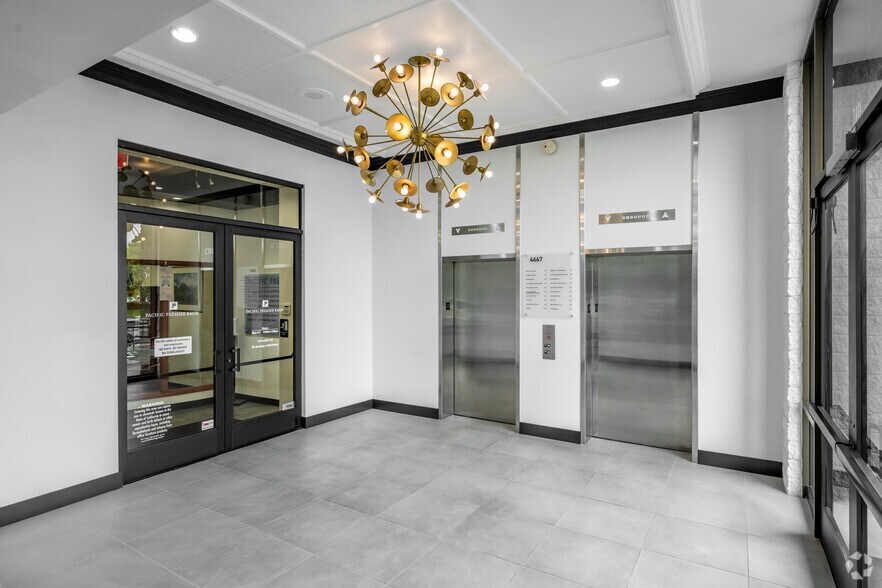 4667 MacArthur Blvd, Newport Beach, CA à louer - Hall d’entrée – Image 2 sur 15