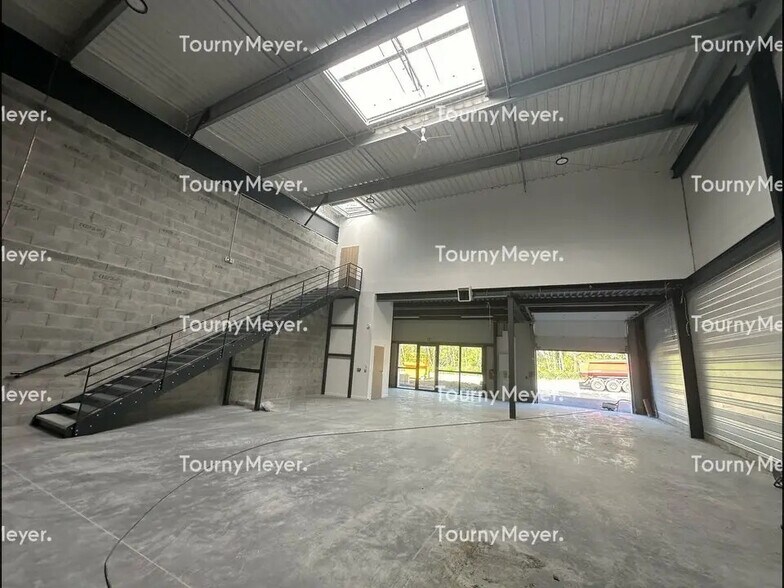 Local d’activités dans Saint-Étienne-de-Montluc à louer - Photo de l’immeuble – Image 3 sur 5