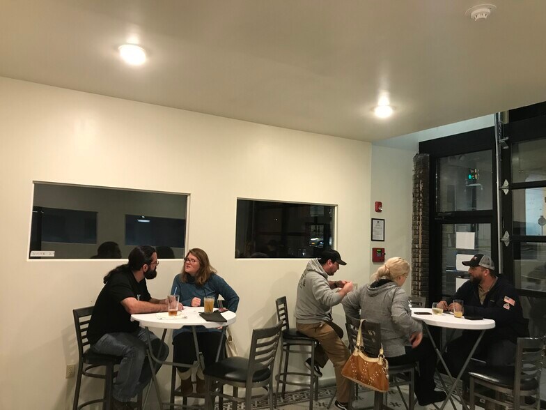 104 E Lincoln Ave, Mc Donald, PA à louer - Photo de l’immeuble – Image 3 sur 6