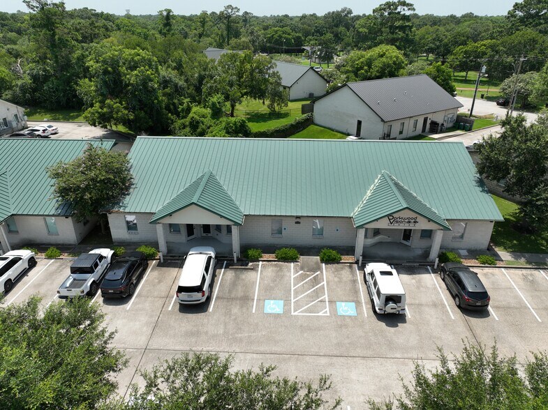 1110 S Friendswood Dr, Friendswood, TX à louer - Photo de l’immeuble – Image 3 sur 15