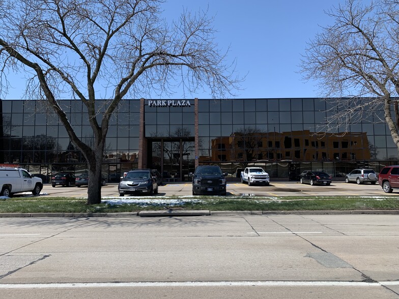 301 S 70th St, Lincoln, NE à louer - Photo de l’immeuble – Image 3 sur 22