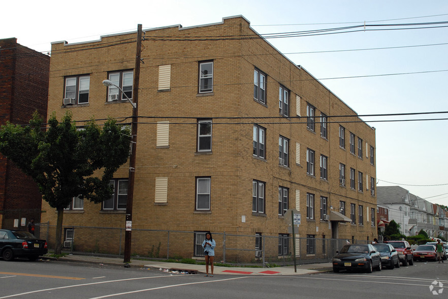420 E 26th St, Paterson, NJ à vendre - Photo principale – Image 1 sur 3