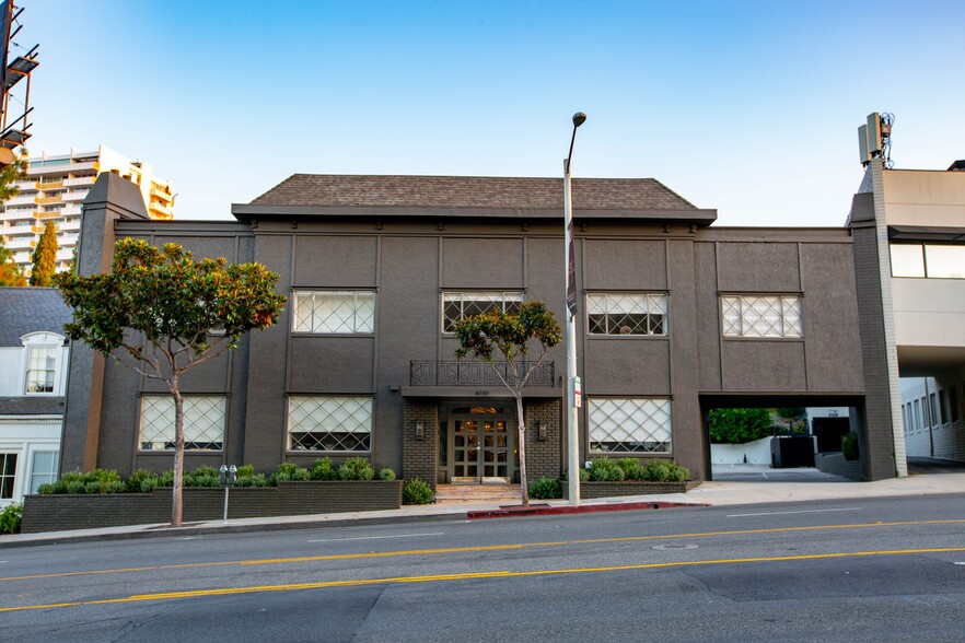 8733 W Sunset Blvd, West Hollywood, CA à louer - Photo de l’immeuble – Image 1 sur 10