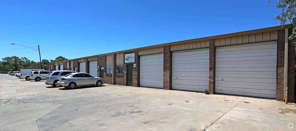 13200 Pond Springs Rd, Austin, TX à louer - Photo de l’immeuble – Image 2 sur 24