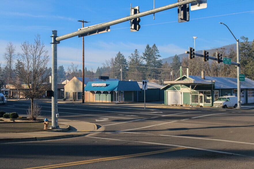 144 N Redwood Hwy, Cave Junction, OR à vendre - Photo de l’immeuble – Image 2 sur 13