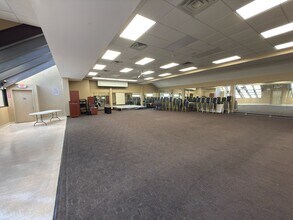 25710 Union Tpke, Glen Oaks, NY à louer Photo intérieure– Image 2 sur 9