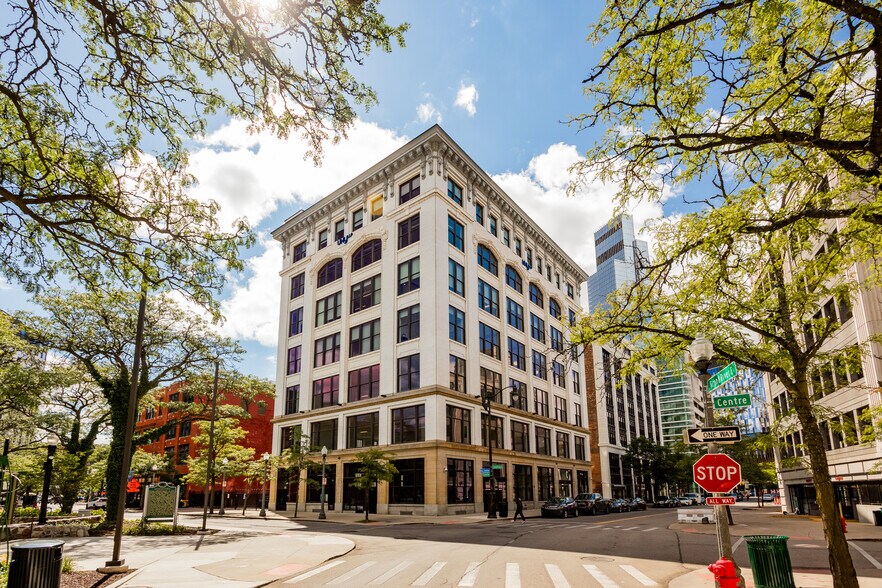 230 E Grand River Ave, Detroit, MI à louer - Photo de l’immeuble – Image 2 sur 9