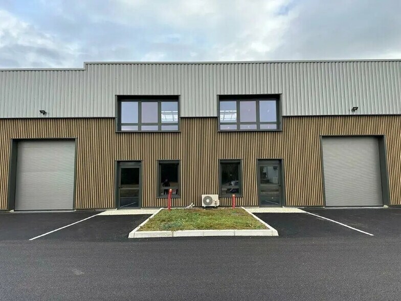 Local d'activités dans Bourgoin-Jallieu à vendre - Photo de l’immeuble – Image 2 sur 33