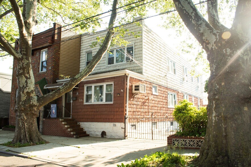 7215 73rd St, Glendale, NY à vendre - Photo de l’immeuble – Image 2 sur 51