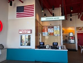 7 Spectrum Loop, Colorado Springs, CO à louer Photo intérieure– Image 2 sur 2