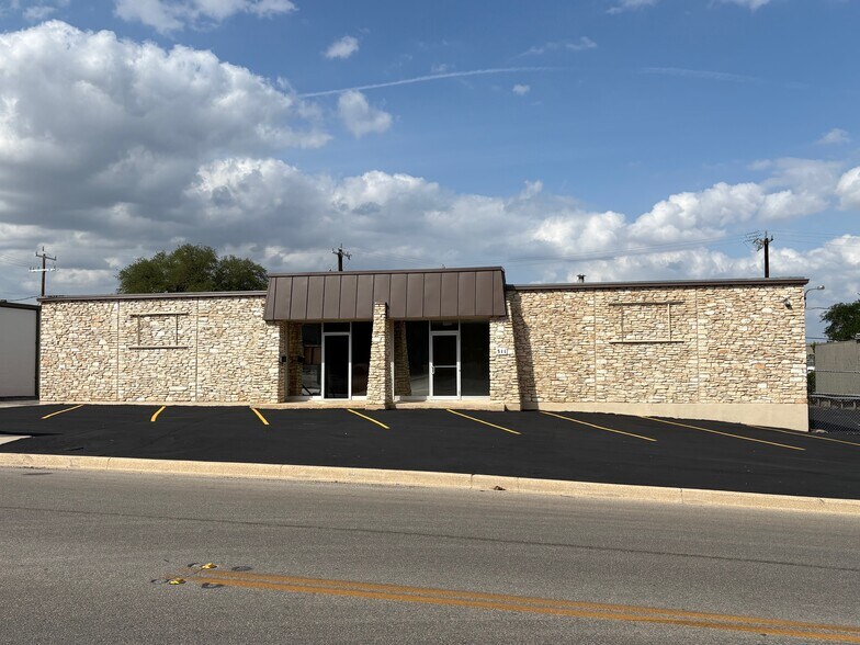 511 W Rhapsody Dr, San Antonio, TX à louer - Photo de l’immeuble – Image 2 sur 16
