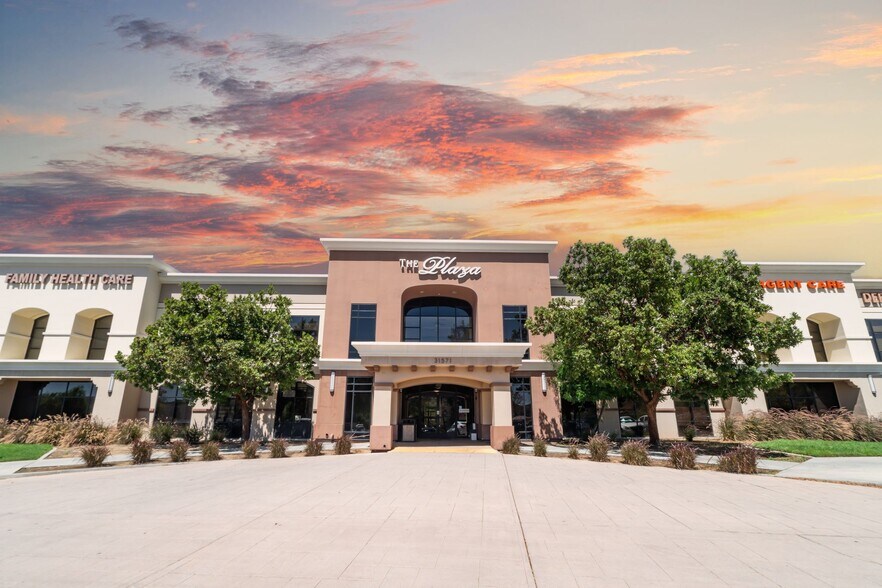 31571 Canyon Estates Dr, Lake Elsinore, CA à louer - Photo de l’immeuble – Image 2 sur 26
