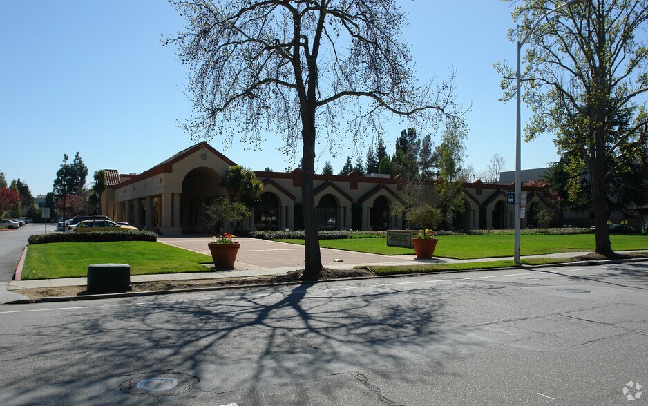 855 California Ave, Palo Alto, CA à louer - Photo de l’immeuble – Image 2 sur 5