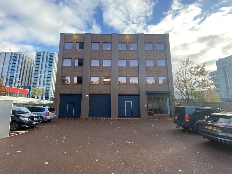 1053 Great West Rd, Brentford à louer - Photo de l’immeuble – Image 3 sur 28