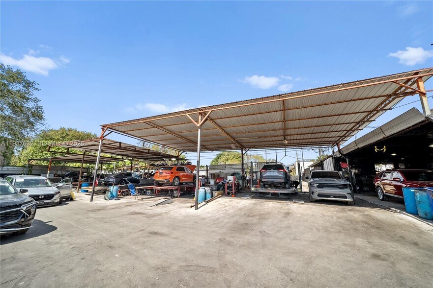 5700 NW 27th Ave, Miami, FL à vendre - Photo de l’immeuble – Image 3 sur 26