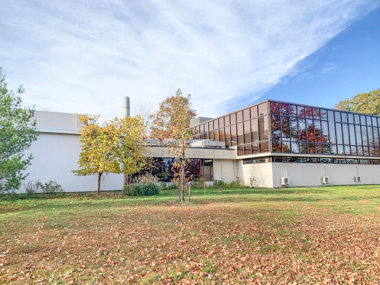 69 Princeton Hightstown Rd, Hightstown, NJ à vendre - Photo de l’immeuble – Image 1 sur 1