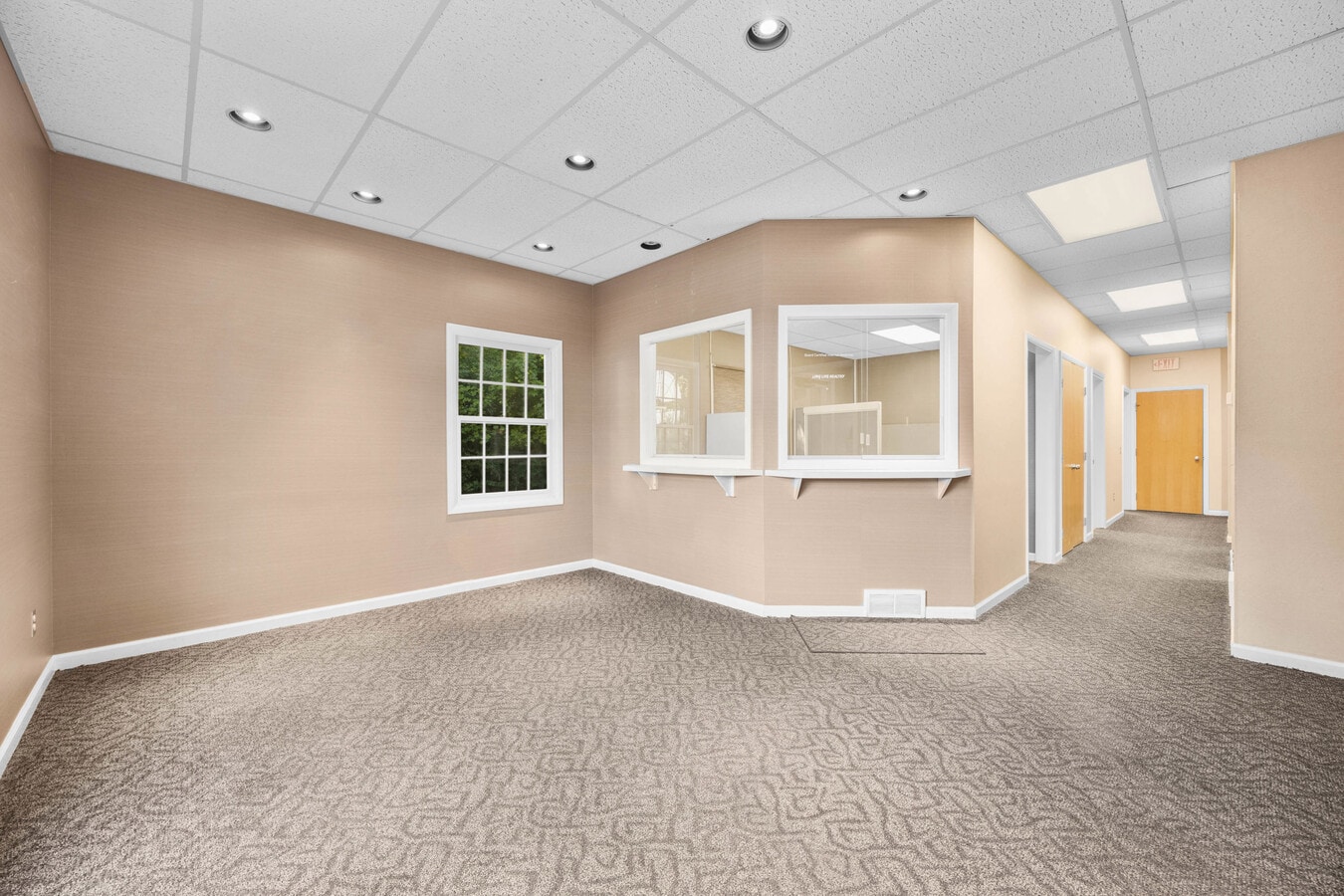 61A Monroe Ave, Pittsford, NY 14534 - Lot 1 -  - Photo intérieure - Image 1 of 23