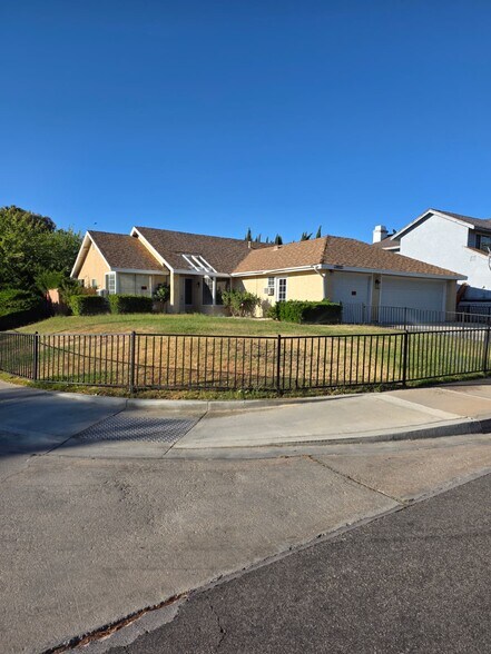 3833 E Avenue R12, Palmdale, CA à vendre - Photo principale – Image 1 sur 37