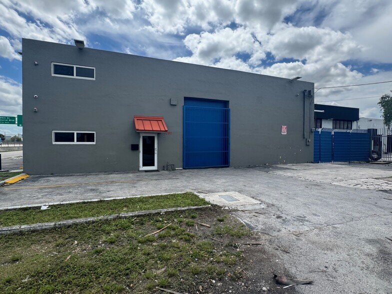 5280 NW 77th Ct, Doral, FL à louer - Photo de l’immeuble – Image 3 sur 15