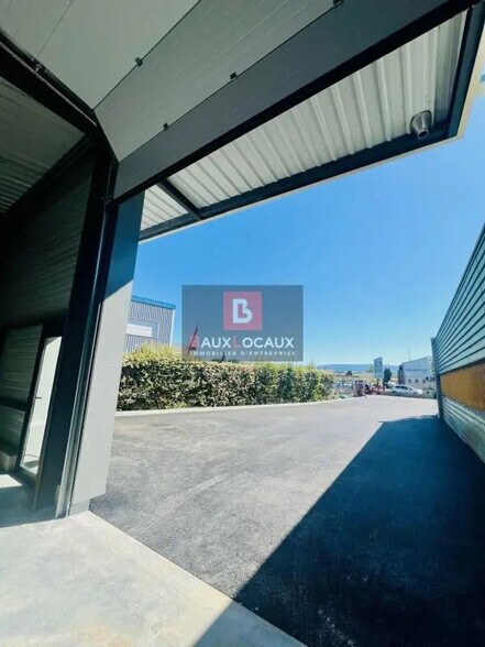 Local d’activités dans Le Thor à louer - Photo de l’immeuble – Image 3 sur 6