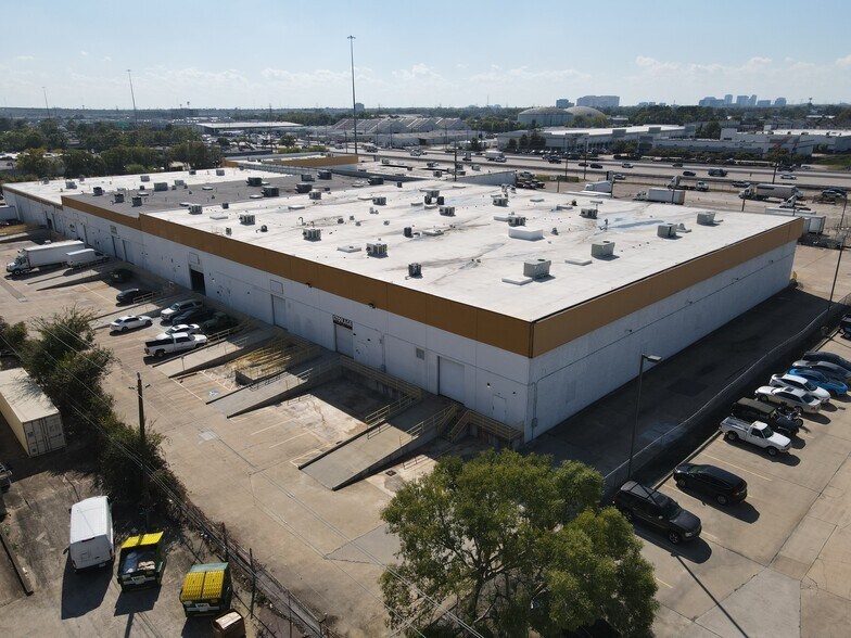 1530 W Sam Houston Pky N, Houston, TX à louer - Photo de l’immeuble – Image 3 sur 15