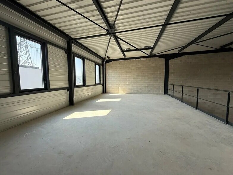 Local d'activités dans Persan à vendre - Photo de l’immeuble – Image 3 sur 10