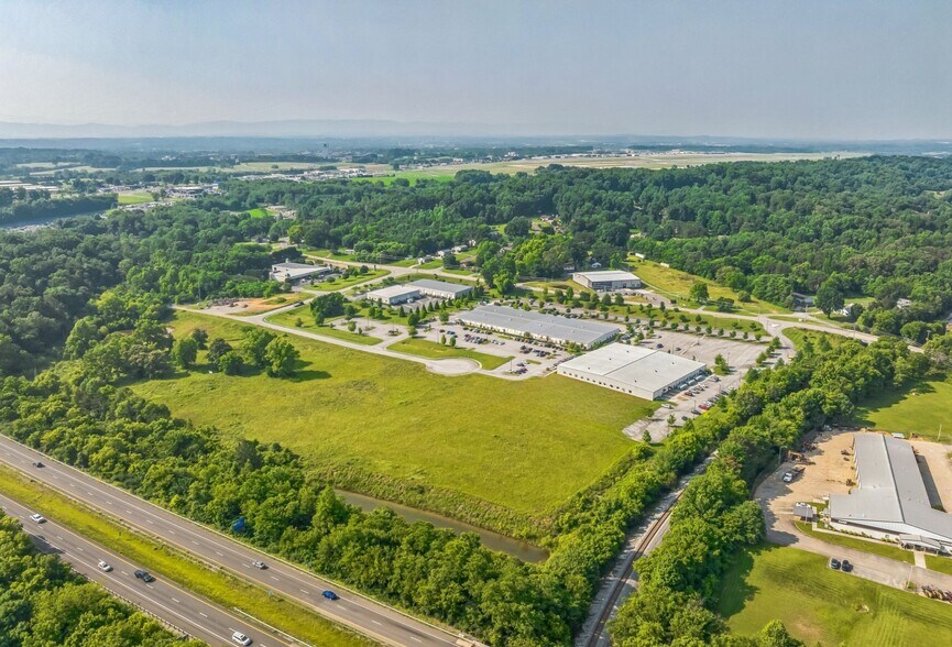 3231 N Star Cir, Louisville, TN à louer - Photo de l’immeuble – Image 2 sur 34