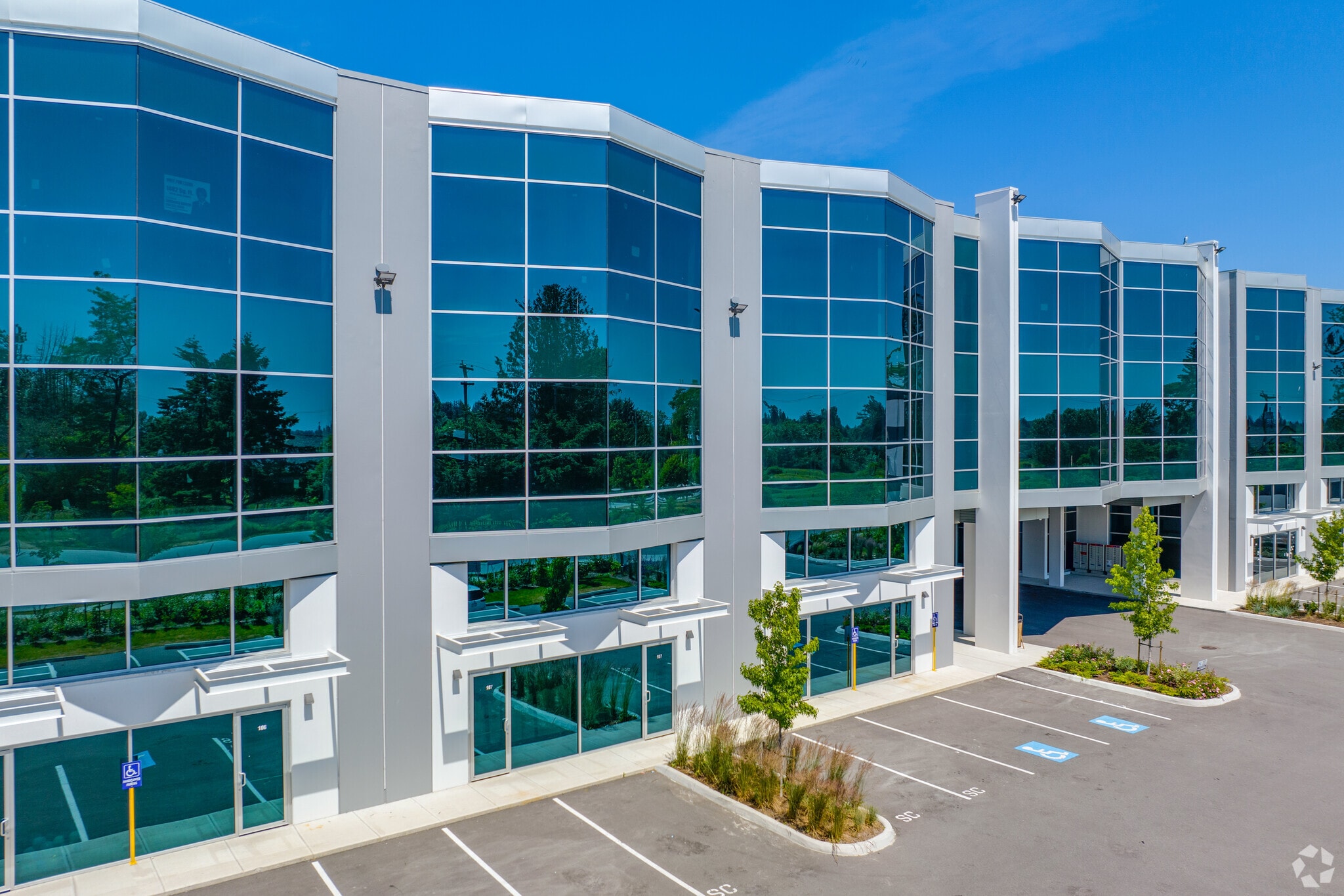 15315 66 Ave, Surrey, BC à louer Photo principale– Image 1 sur 19