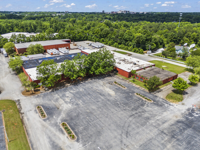 2064 Brentwood St, High Point, NC à louer - Photo de l’immeuble – Image 1 sur 15