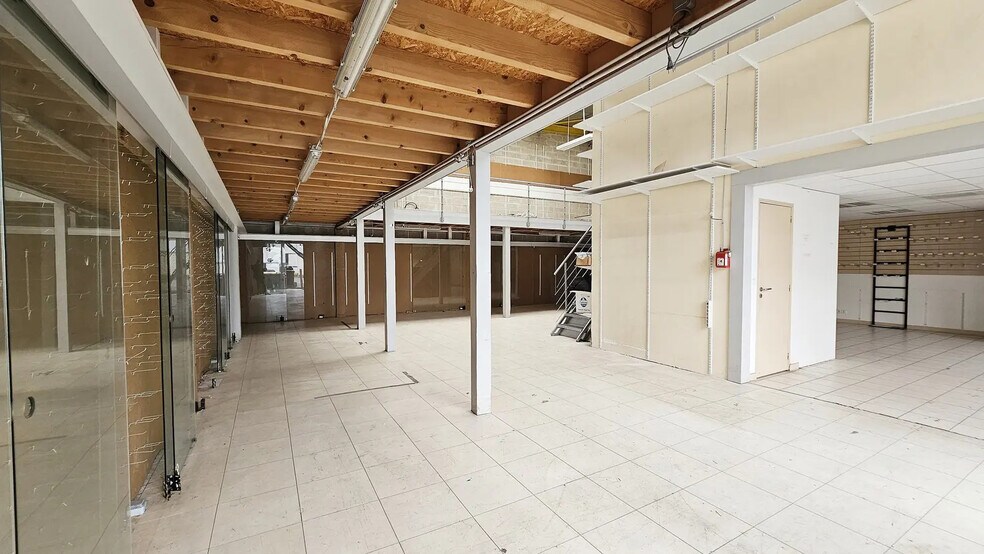 Local commercial dans Pontault-Combault à louer - Photo de l’immeuble – Image 2 sur 15