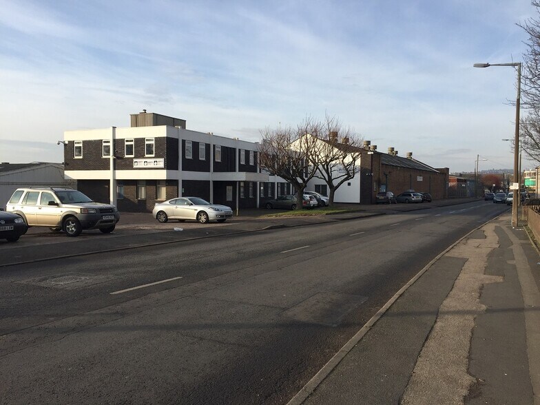 Corngreaves Rd, Cradley Heath à louer - Photo de l’immeuble – Image 1 sur 1