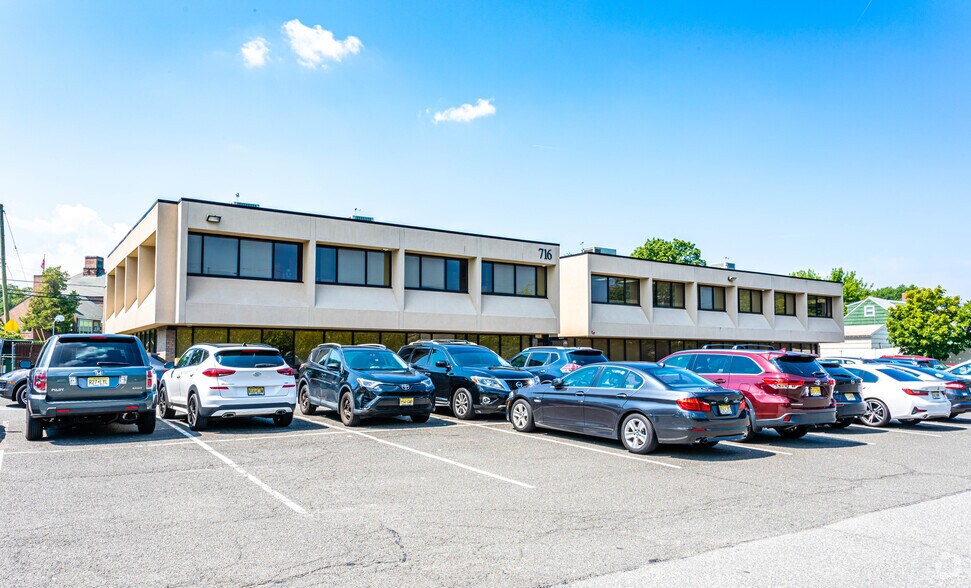 716 Broad St, Clifton, NJ à louer - Photo principale – Image 1 sur 7