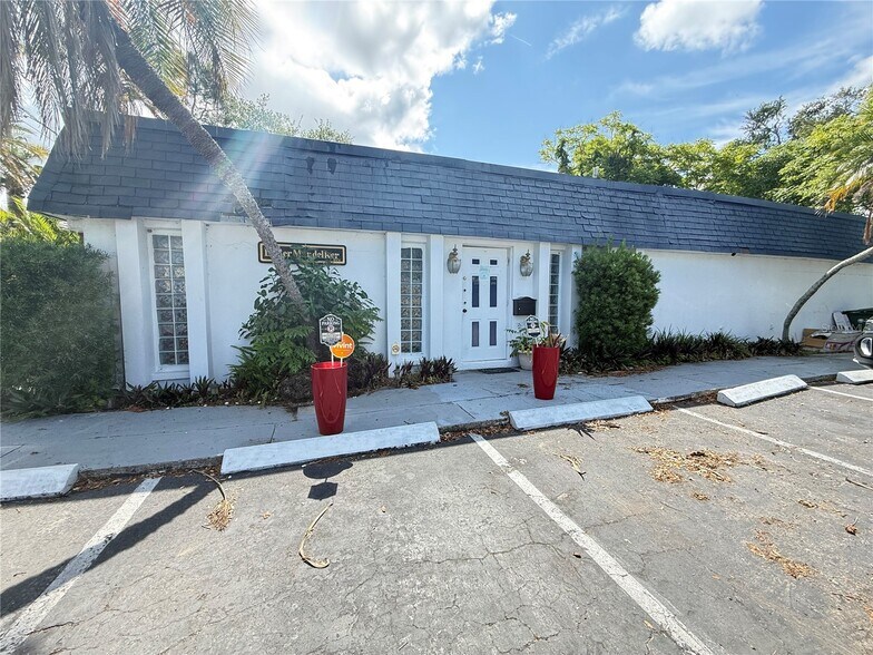 1631 W Bay Dr, Largo, FL à louer - Photo de l’immeuble – Image 2 sur 7