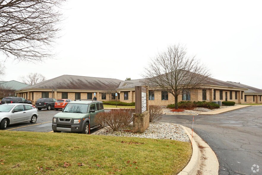 2111 University Park Dr, Okemos, MI à louer - Photo de l’immeuble – Image 2 sur 4