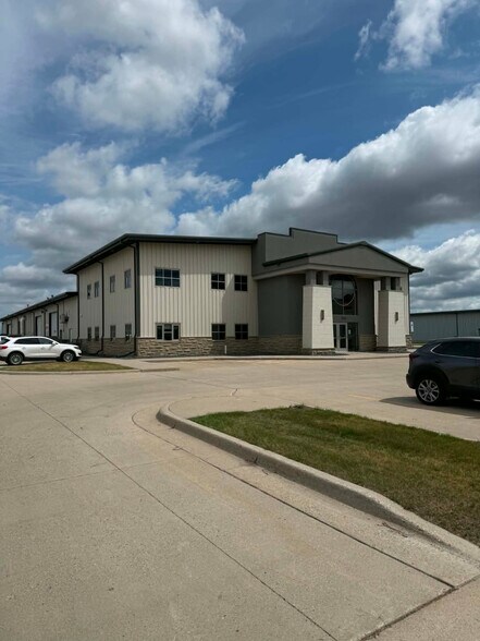 3431 4th Ave S, Fargo, ND à louer - Photo de l’immeuble – Image 1 sur 1
