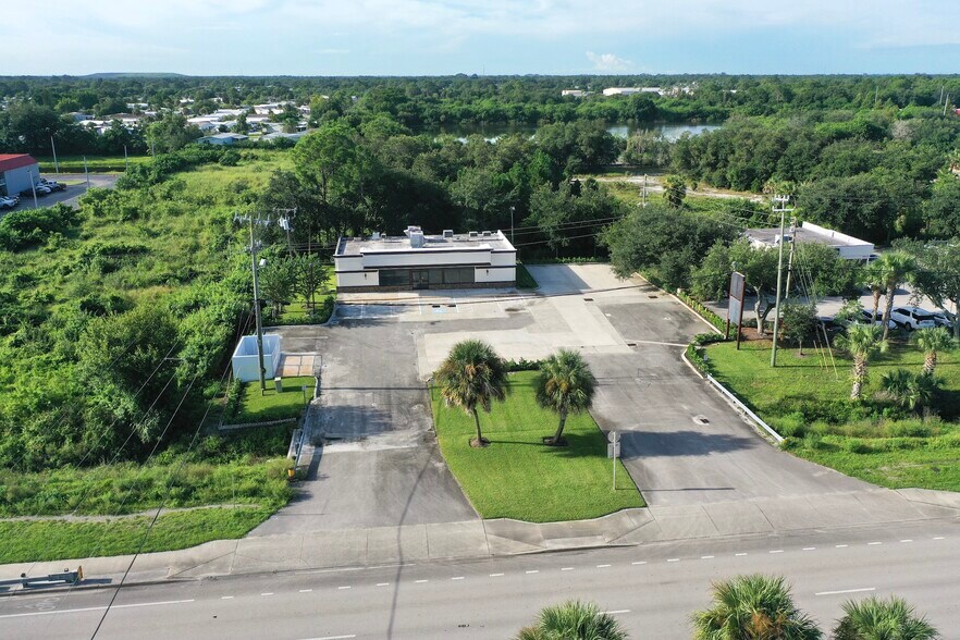 8801 20th St, Vero Beach, FL à louer - Photo de l’immeuble – Image 3 sur 42